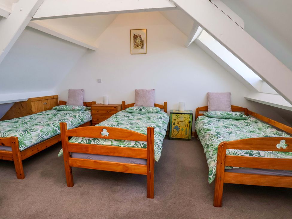 A bedroom with three beds at Cozy Cottage in 