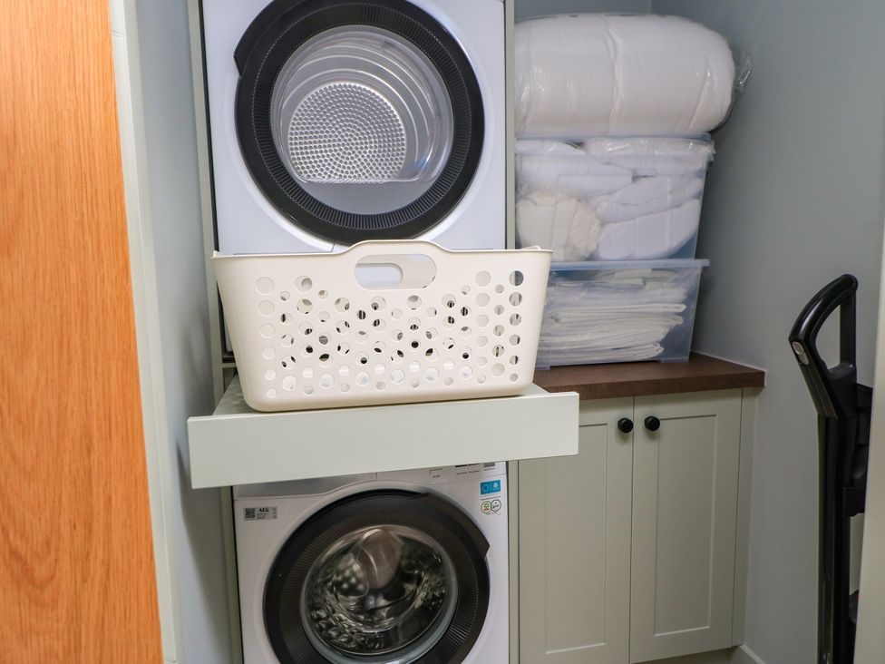 A laundry room with a washing machine and dryer at The Cozie Sow in Galhampton