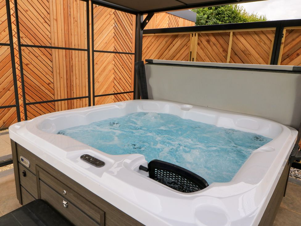 A hot tub in an outdoor space at The Cozie Sow in Galhampton