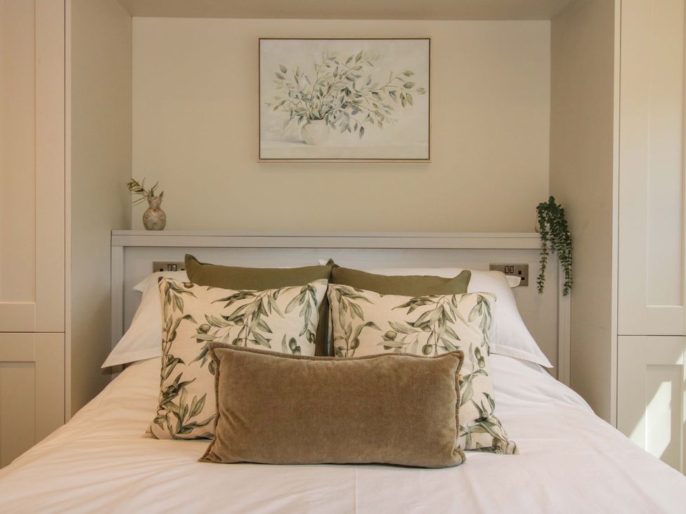 A bedroom with a bed and decorative pillows at Thyme Away in Bucknell