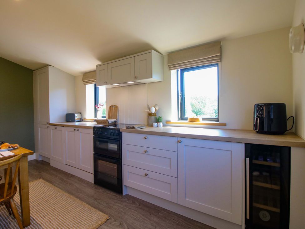 A kitchen with cabinets and appliances at Thyme Away in Bucknell