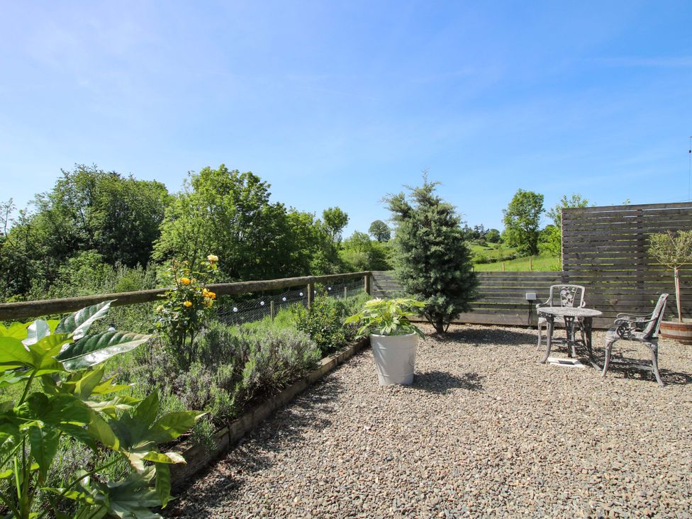 A garden with gravel and plants at Thyme Away in Bucknell