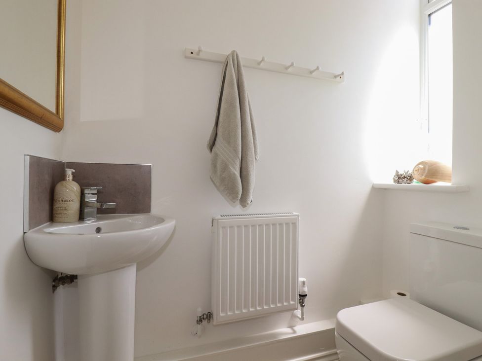 A bathroom with a sink and toilet at Cwtch Treth in Newquay