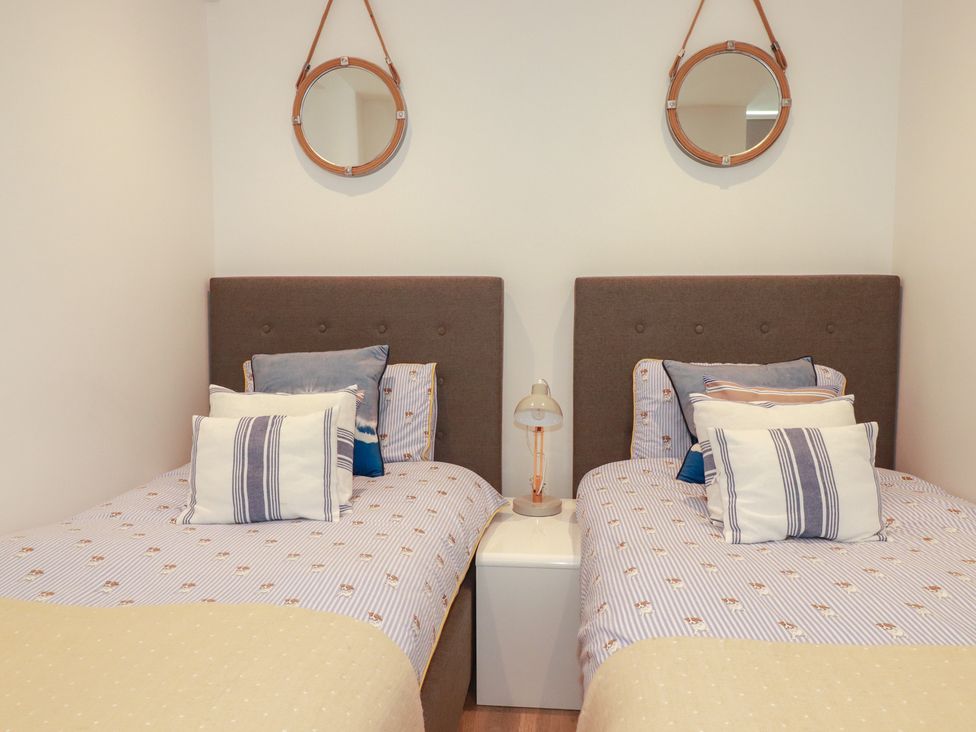 A bedroom with two single beds side by side at Cwtch Treth in Newquay