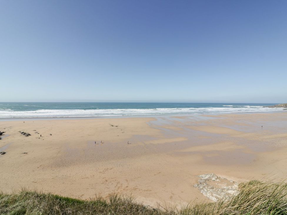 A beach with sand and waves at Cwtch Treth in Newquay