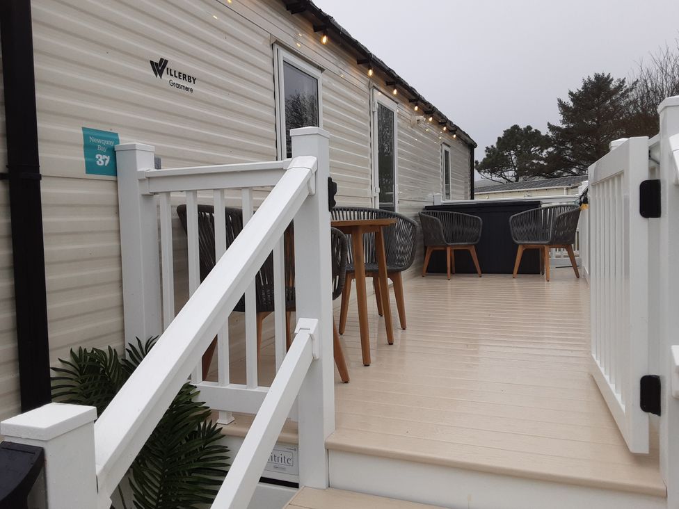 An outdoor deck with a table and chairs at Josephine MB37 in Newquay