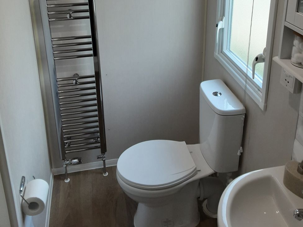 A bathroom with a toilet and washbasin at Josephine MB37 in Newquay