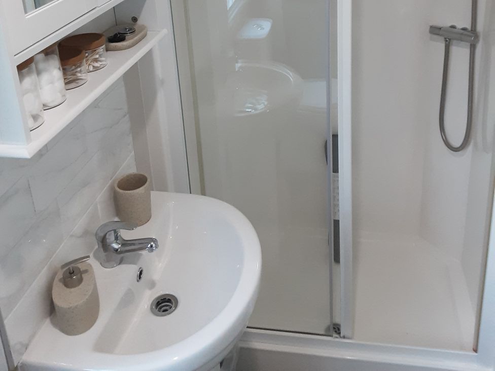 A bathroom with a bidet and shower at Josephine MB37 in Newquay