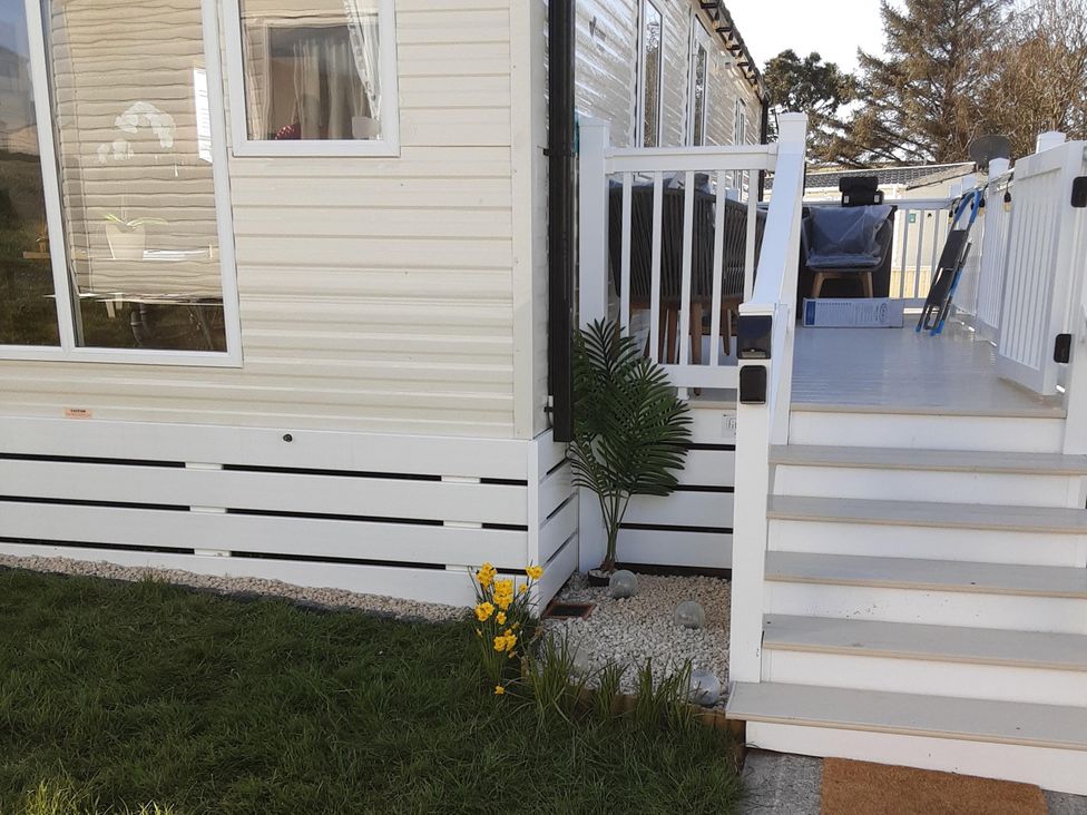 An outdoor area with stairs and plants at Josephine MB37 in Newquay