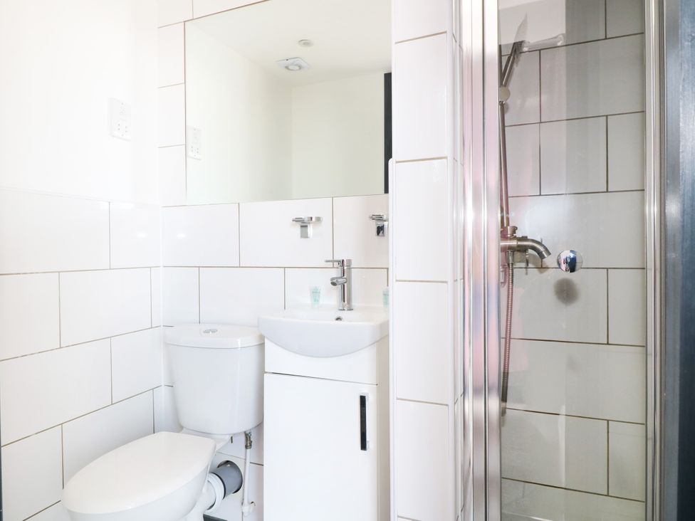 A bathroom with a shower, toilet, and sink at Apartment 610 Nottingham