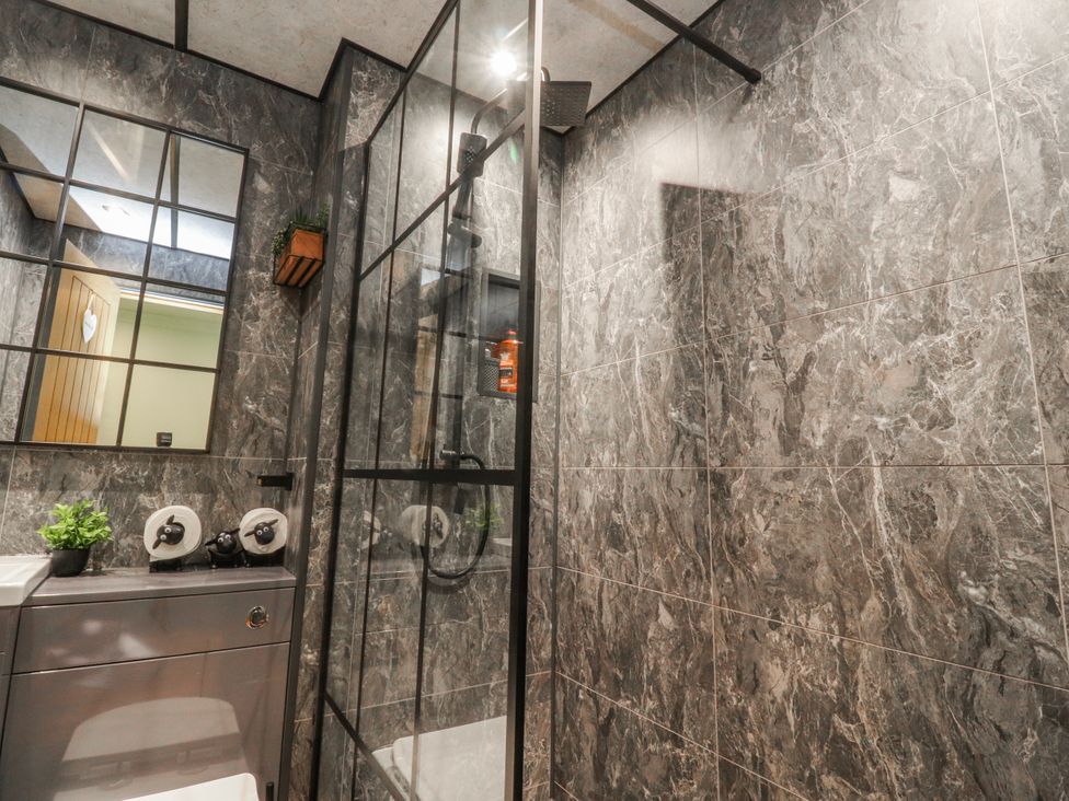 A bathroom featuring a shower, sink, and toilet at 2 Rock View, Settle