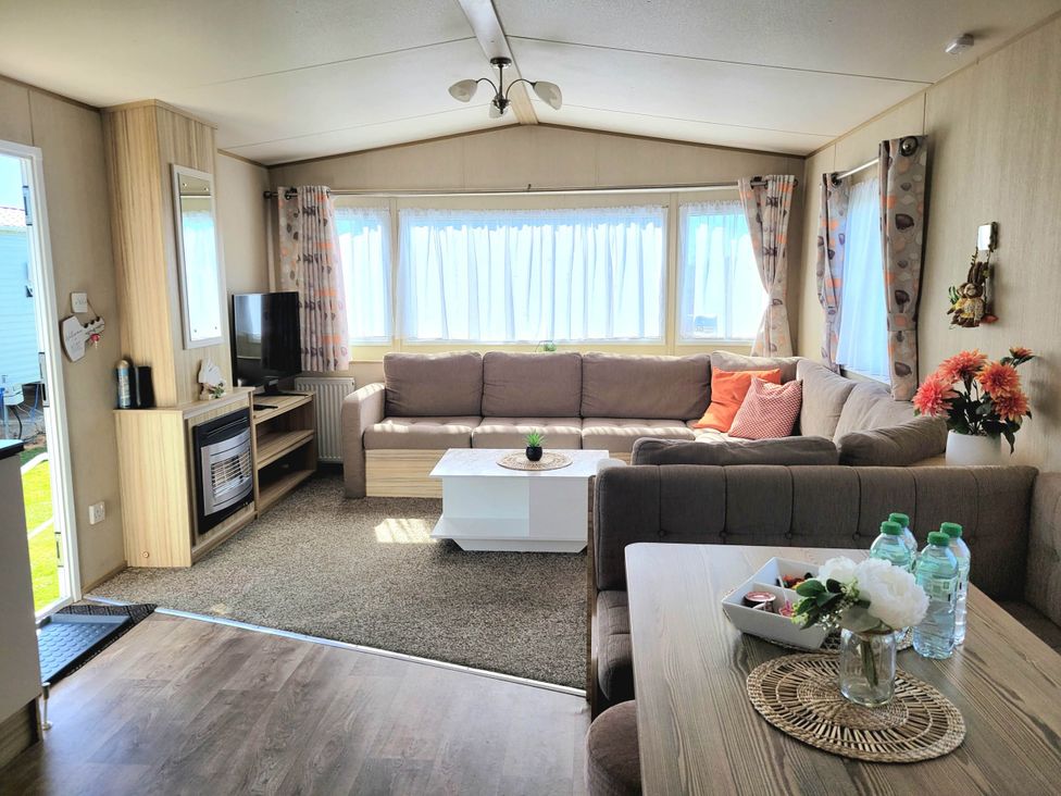 A living room with a couch and coffee table at St Osyth- Sleeps8-freeparking-wifi-holidaypark in Clacton-On-Sea