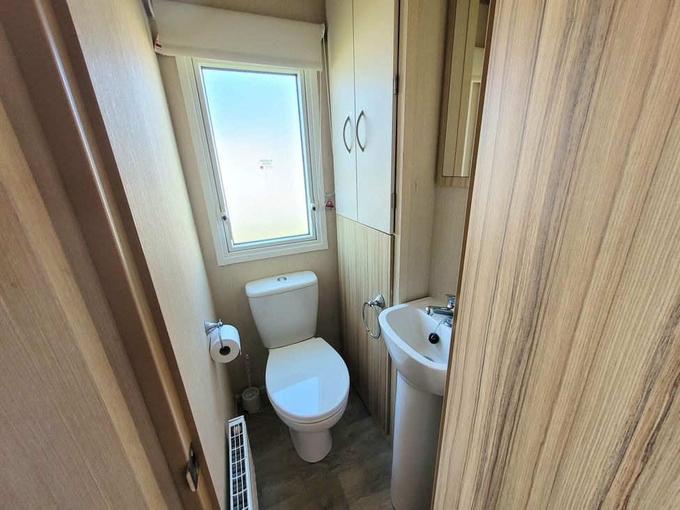 A bathroom with a toilet and sink at St Osyth- Sleeps8-freeparking-wifi-holidaypark in Clacton-On-Sea