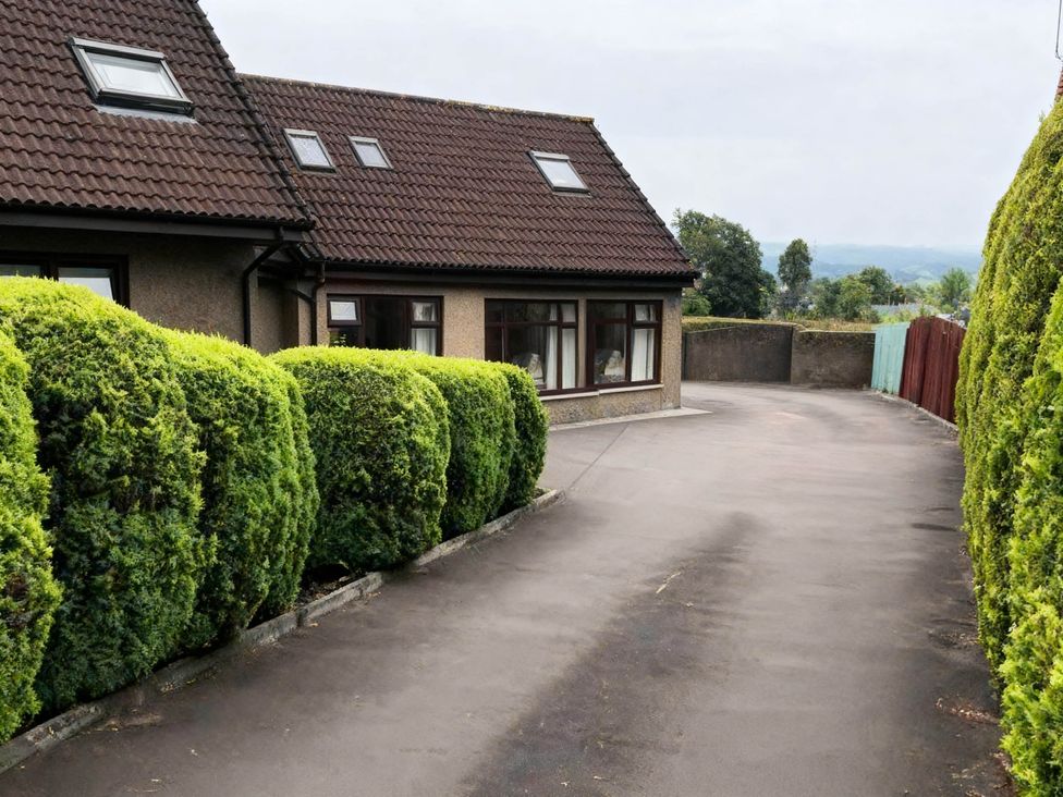 A house with a driveway and bushes at 1 Bed House - Central, Free Parking, Wifi in Stirling