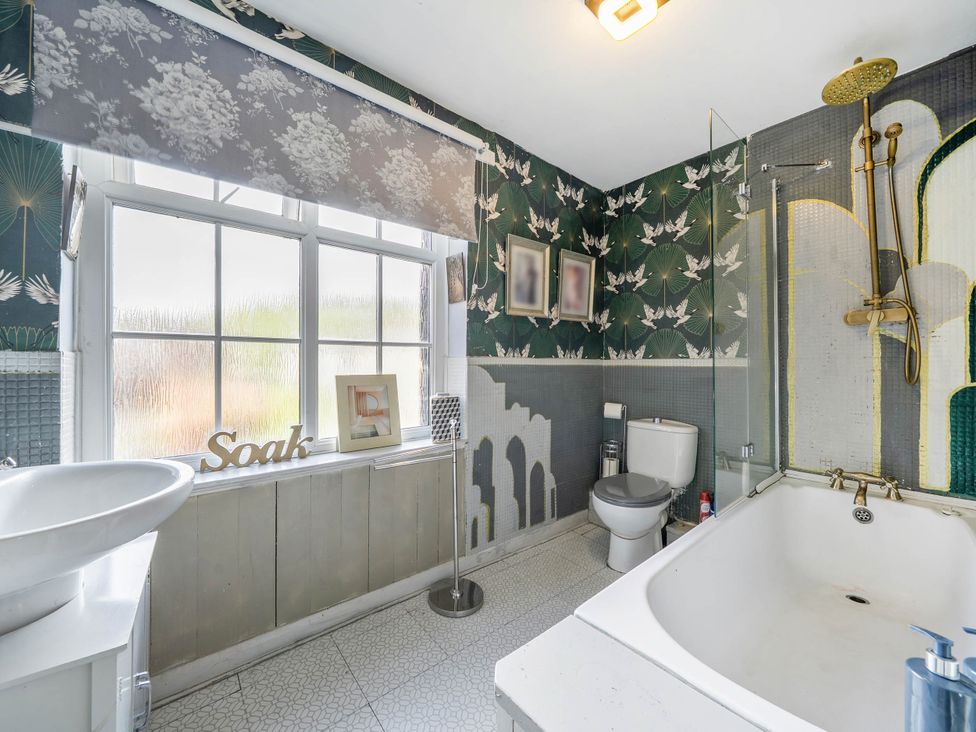 A bathroom with a bathtub, toilet, and sink at Hebden Bridge - House - Sleeps 8 - Pet Friendly, Hebden Bridge