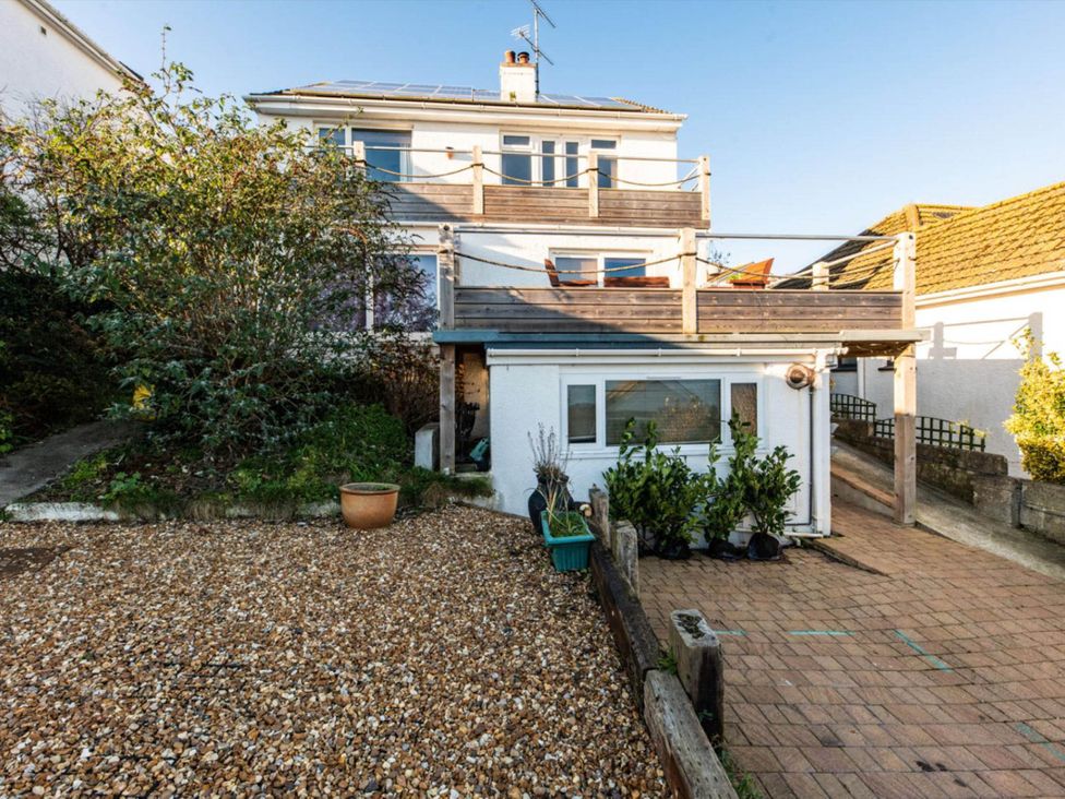 A garden view of a property with gravel and planters at 1 Bed Flat - Sleeps 2 - Pets - Balcony - Parking in Looe