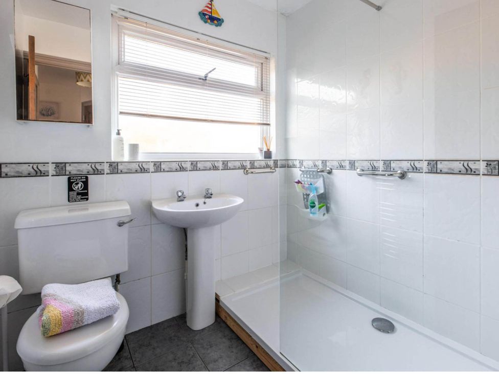 A bathroom with a toilet and sink at 1 Bed Flat - Sleeps 2 - Pets - Balcony - Parking Looe