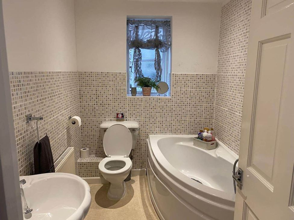 A bathroom with a bath tub and toilet at Apartment - Sleeps 2 - Pet friendly - Parking, Ludlow