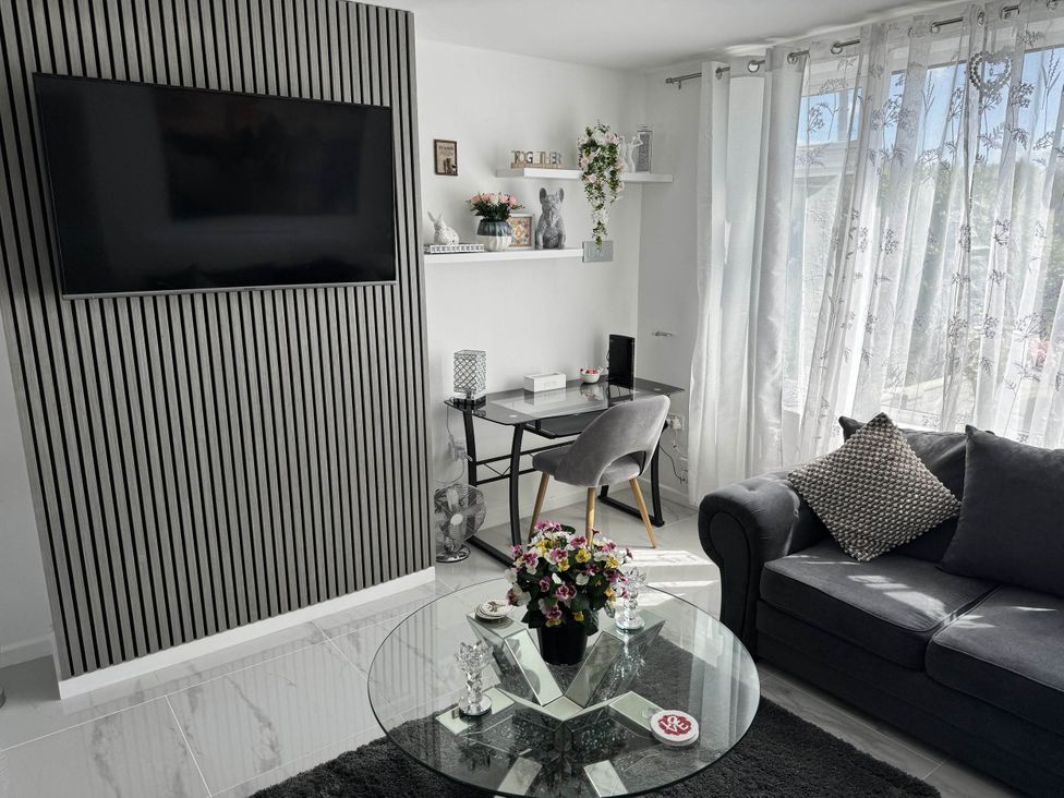 A living room with a television and a desk at Modern 3-Bed Hideaway Near Westgate With Parking, Canterbury