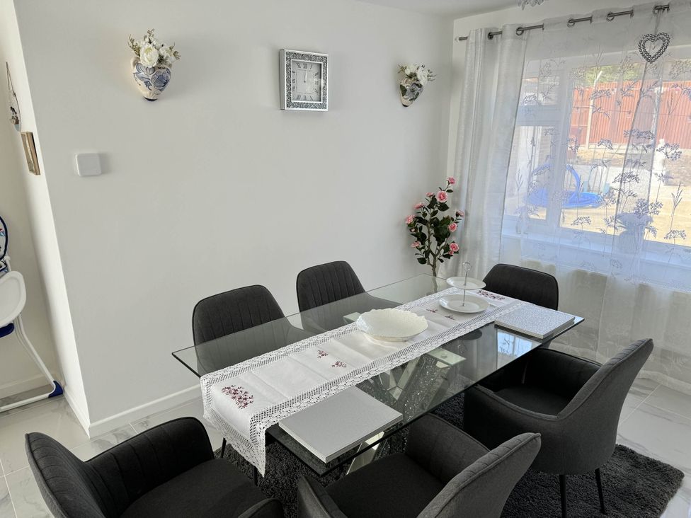 A dining room with a glass table and chairs at Modern 3-Bed Hideaway Near Westgate With Parking, Canterbury