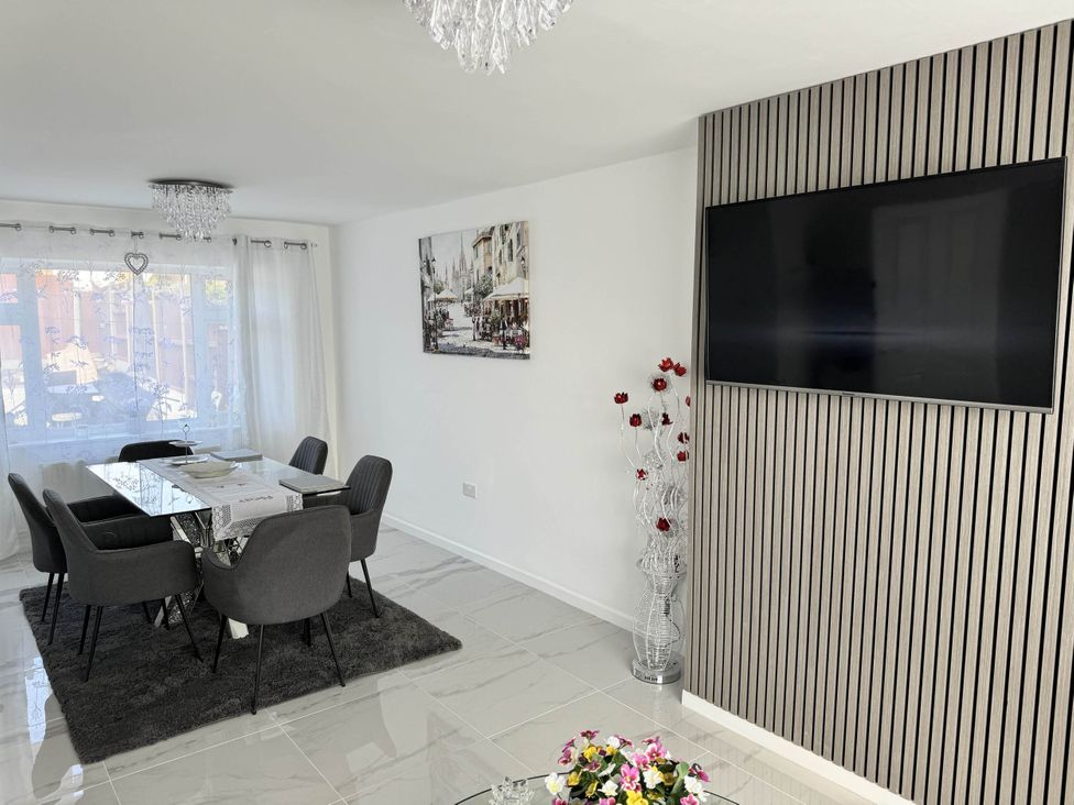A dining room with a table and chairs at Modern 3-Bed Hideaway Near Westgate With Parking in Canterbury