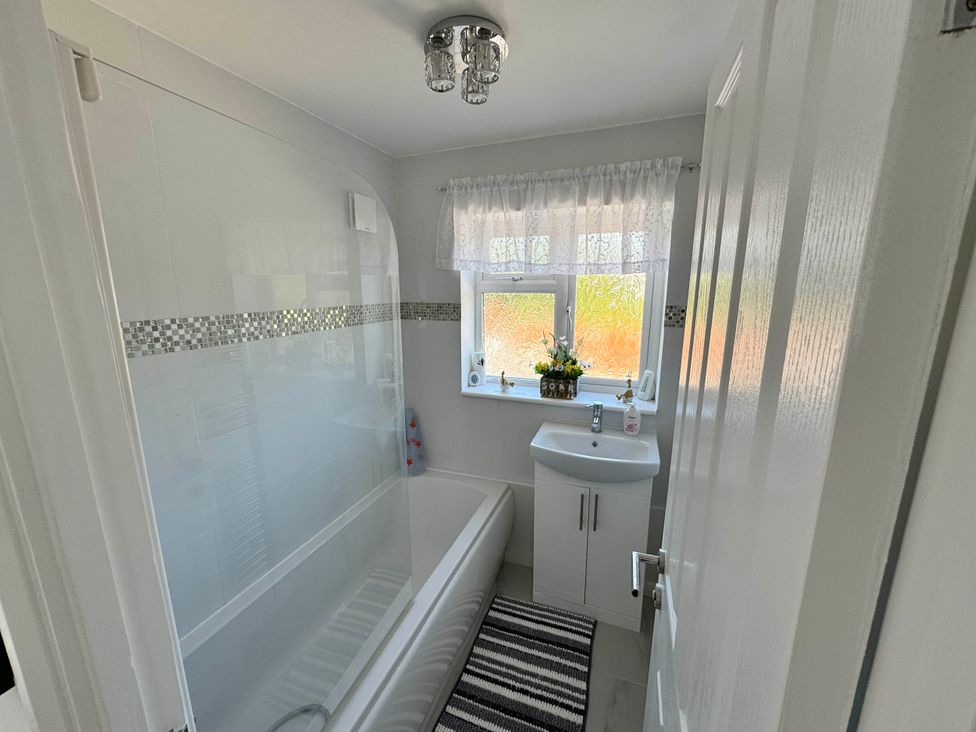 A bathroom with a bathtub and sink at Modern 3-Bed Hideaway Near Westgate With Parking in Canterbury