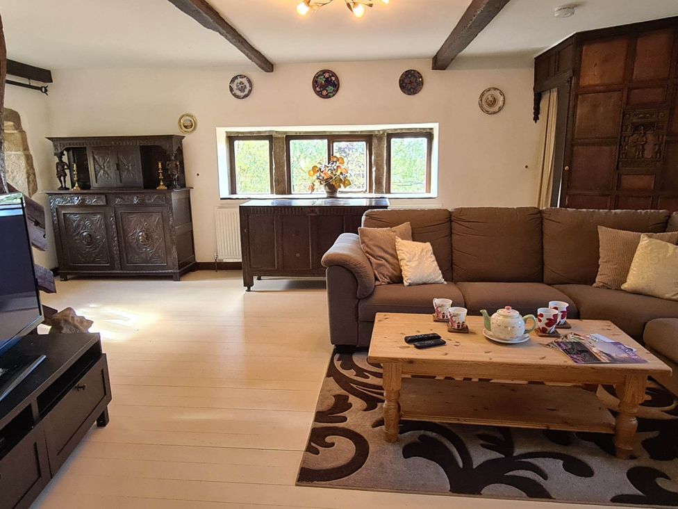 A living room with a sofa and coffee table at 3 bedroom- Sleeps 6-Greave Farm Todmorden Cottage, Todmorden