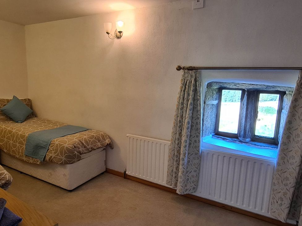 A bedroom with a single bed and a window at 3 bedroom- Sleeps 6-Greave Farm Todmorden Cottage in Todmorden