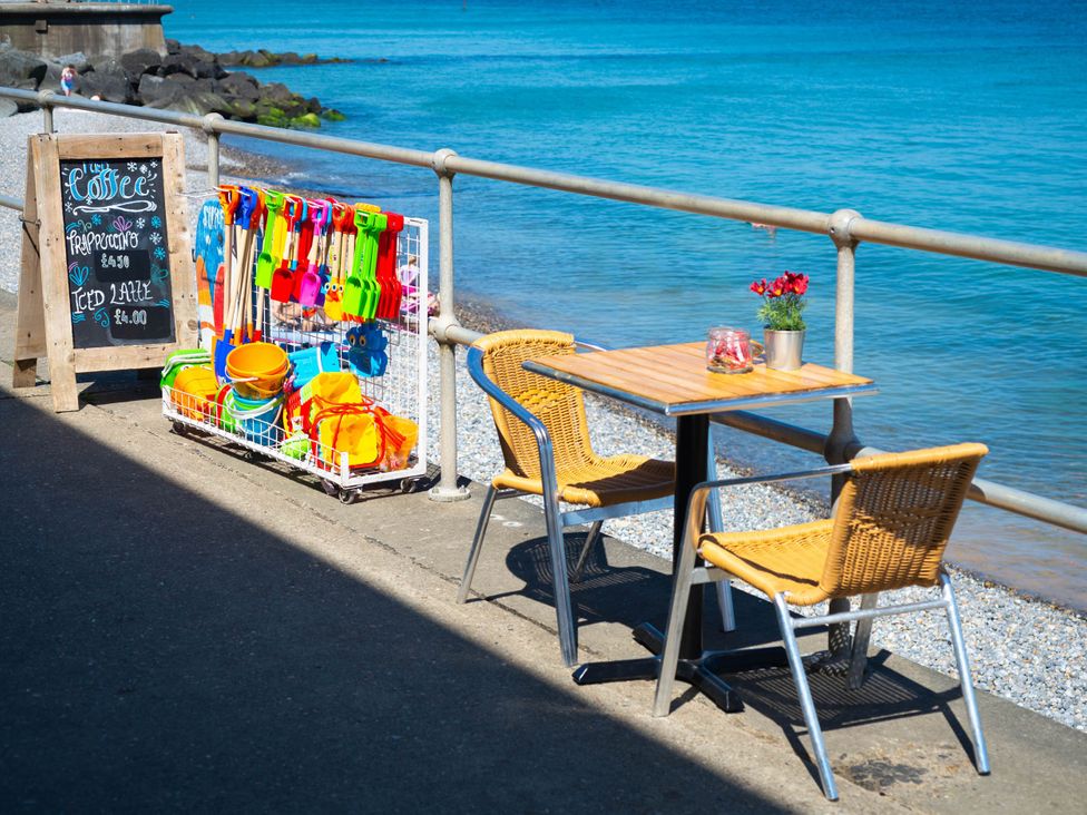 An outdoor seating area with a table and chairs at Flower Garden Studio in Sheringham