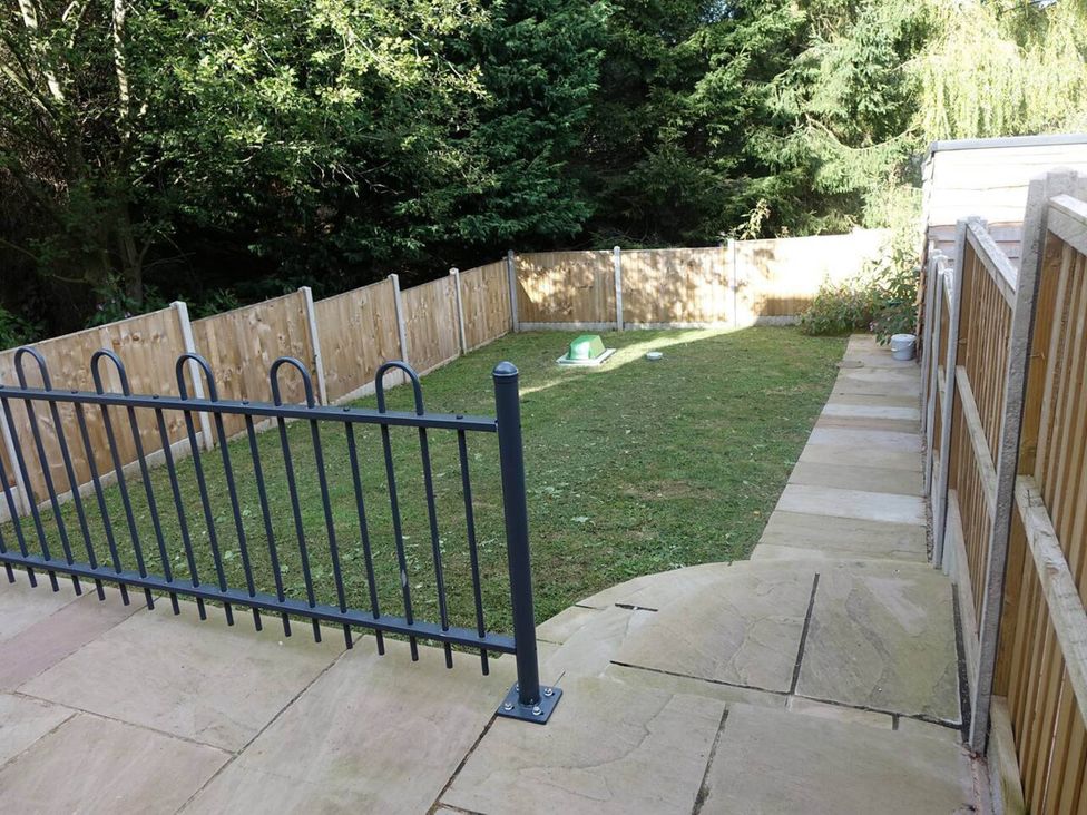 A garden with grass and a fence at Cottage - Sleeps 2 - Garden in Coleford