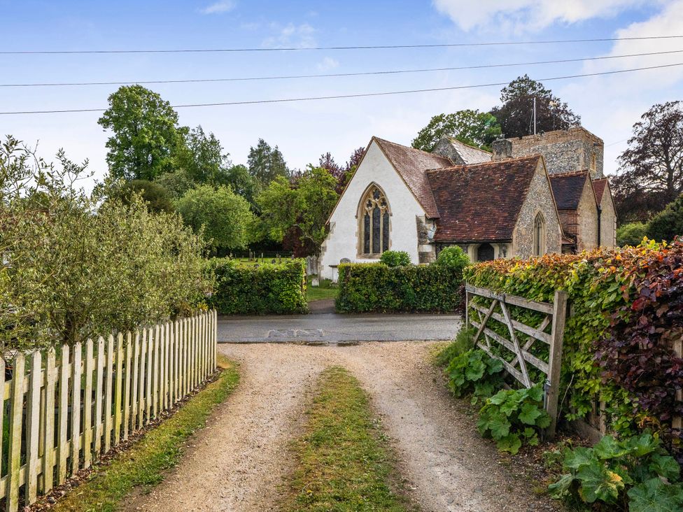 An entrance path leading to a cottage in Henley-On-Thames