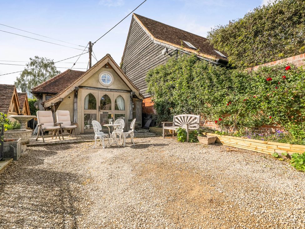 An outdoor area with chairs and a table at Bramble Bank 'CartShed'-1 Bed Cottage-Sleeps 2 Henley-On-Thames