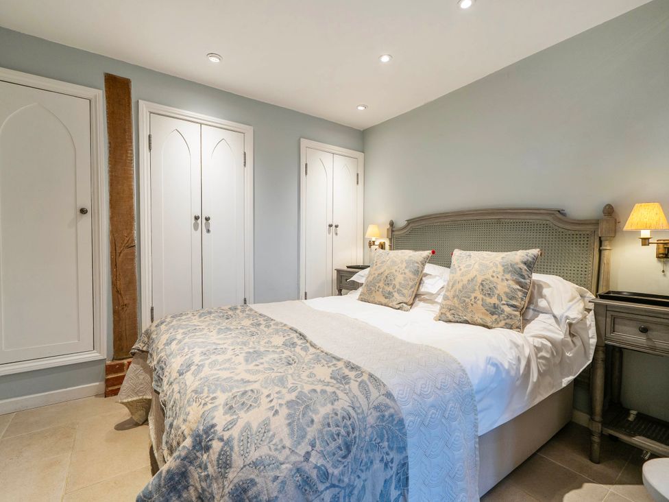 A bedroom with a bed and wardrobe at Bramble Bank 'CartShed'-1 Bed Cottage-Sleeps 2 Henley-On-Thames