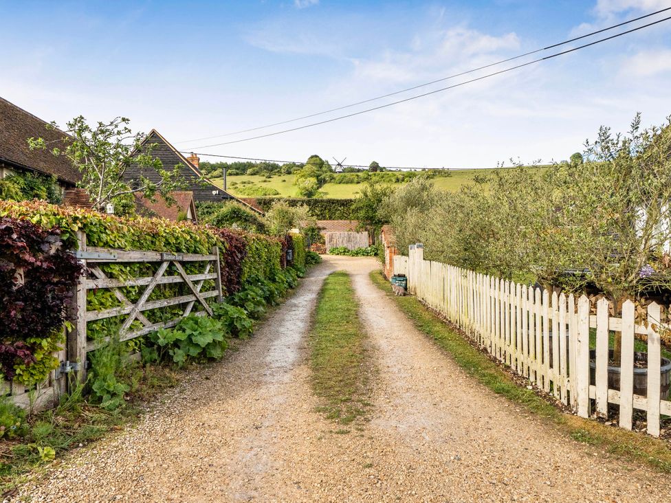 A gravel path with a wooden gate and fence at Bramble Bank 'CartShed'-1 Bed Cottage-Sleeps 2 Henley-On-Thames