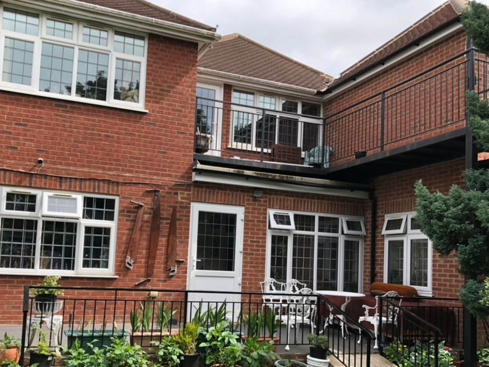 An outdoor area with a balcony and seating at House - Sleeps 2 - Patio - Parking High Wycombe