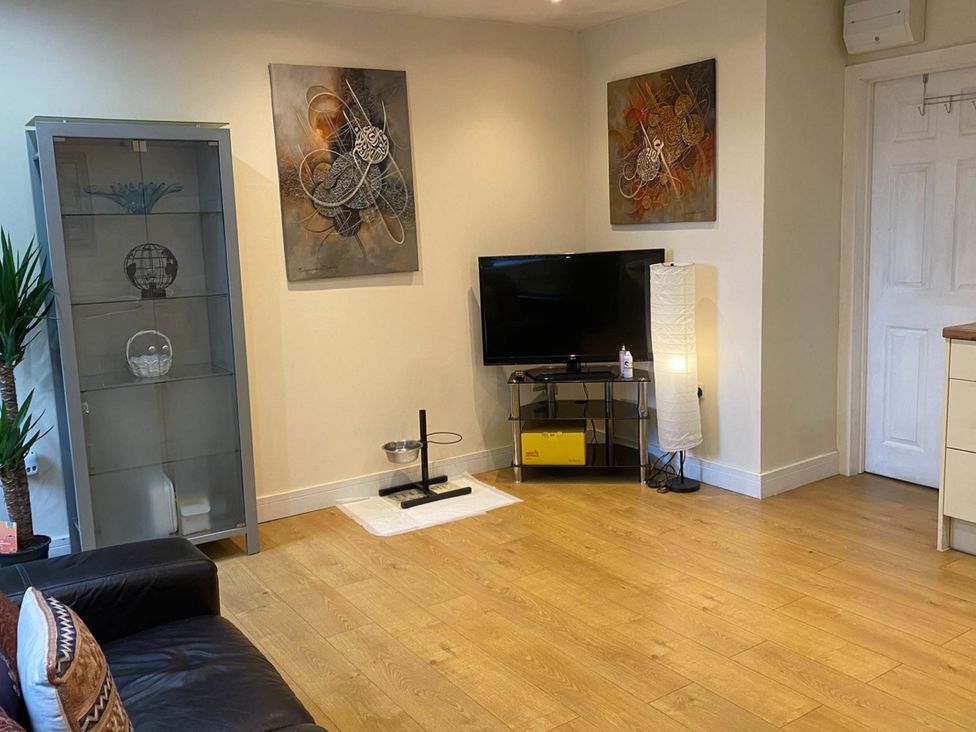 A living room with a TV and sofa at House - Sleeps 2 - Patio - Parking High Wycombe