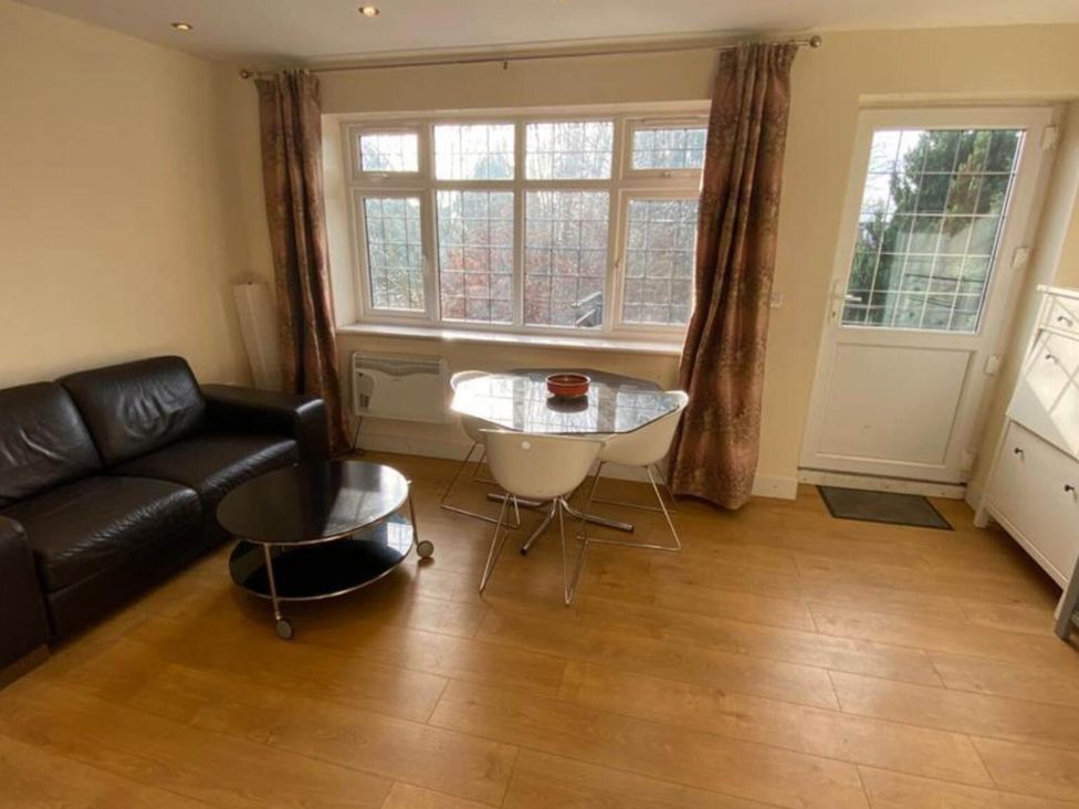 A living room with a sofa and dining area at House - Sleeps 2 - Patio - Parking in High Wycombe
