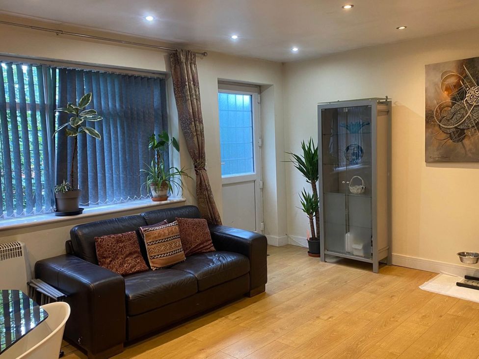 A living room with a sofa and plants at House - Sleeps 2 - Patio - Parking in High Wycombe