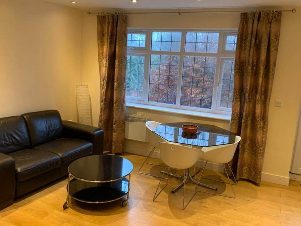 A living room with a sofa and dining table at House - Sleeps 2 - Patio - Parking in High Wycombe