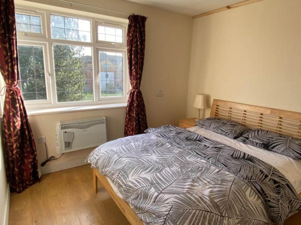 A bedroom with a bed and lamp at House - Sleeps 2 - Patio - Parking in High Wycombe