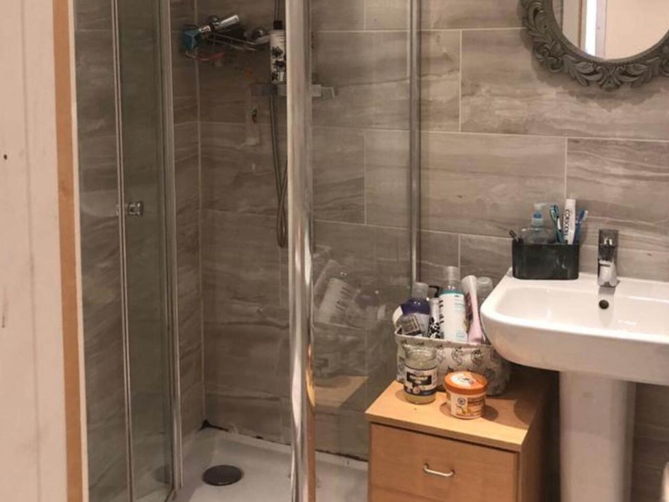 A bathroom with a shower and sink at House - Sleeps 2 - Patio - Parking in High Wycombe