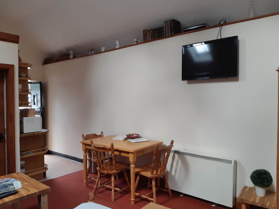 A dining room with a table and chairs at Beautiful 1-Bed Cottage in Trellech