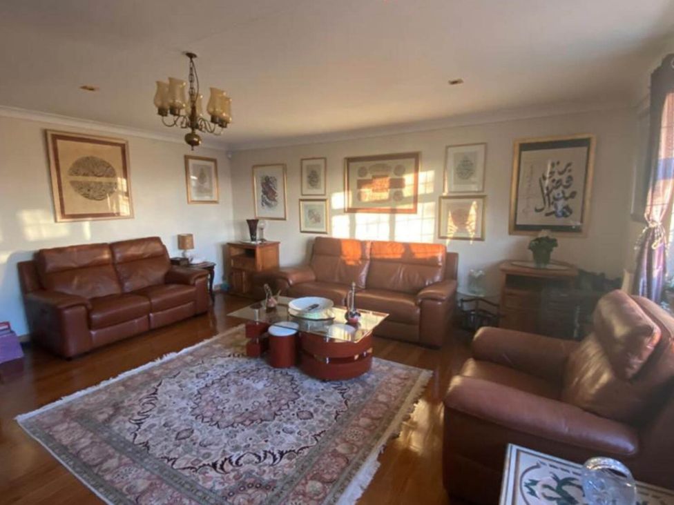 A living room with sofas and decorative art at Apartment - Sleeps 4 - Parking - Balcony - Garden, High Wycombe
