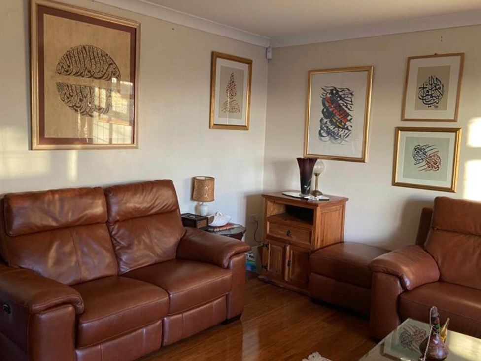 A living room with leather furniture and wall art at Apartment - Sleeps 4 - Parking - Balcony - Garden in High Wycombe