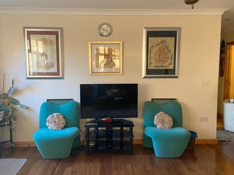A living room with a television and artwork at Apartment - Sleeps 4 - Parking - Balcony - Garden in High Wycombe