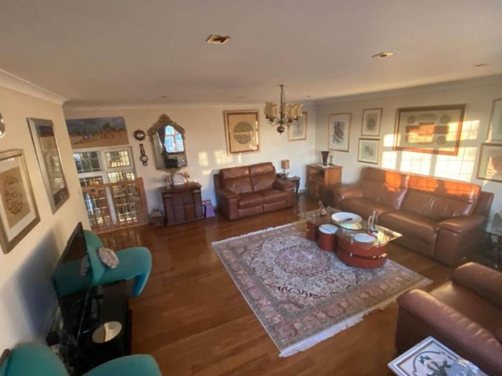 A living room with leather sofas and coffee table at Apartment - Sleeps 4 - Parking - Balcony - Garden in High Wycombe