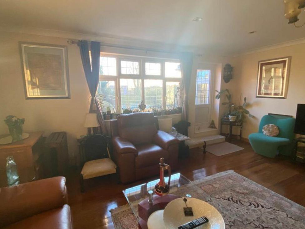 A living room with a sofa and coffee table at Apartment - Sleeps 4 - Parking - Balcony - Garden in High Wycombe