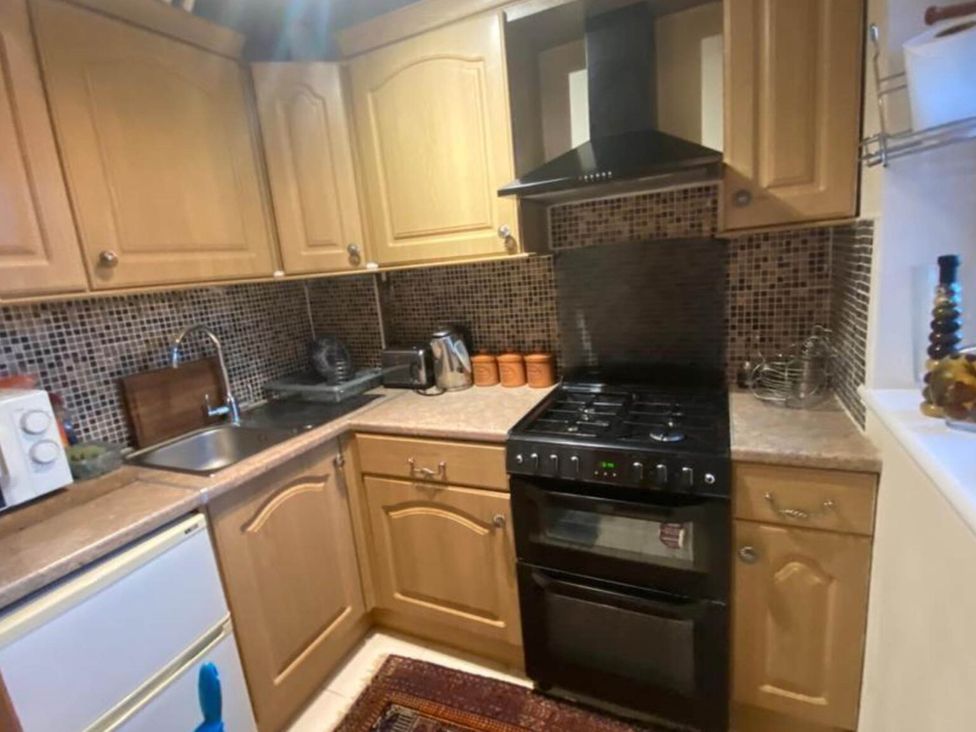 A kitchen with a stove and kitchen cabinets at Apartment - Sleeps 4 - Parking - Balcony - Garden in High Wycombe