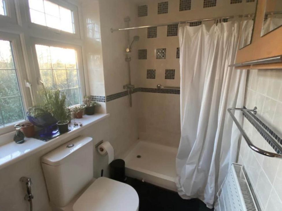 A bathroom with a shower and toilet at Apartment - Sleeps 4 - Parking - Balcony - Garden in High Wycombe