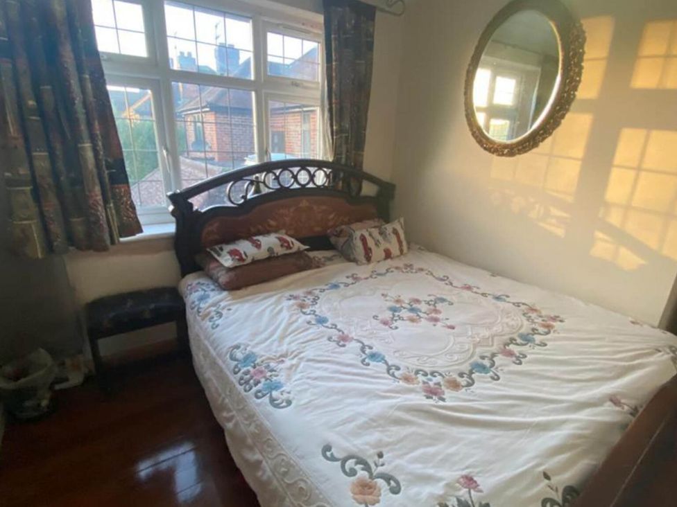 A bedroom with a bed and window at Apartment - Sleeps 4 - Parking - Balcony - Garden in High Wycombe